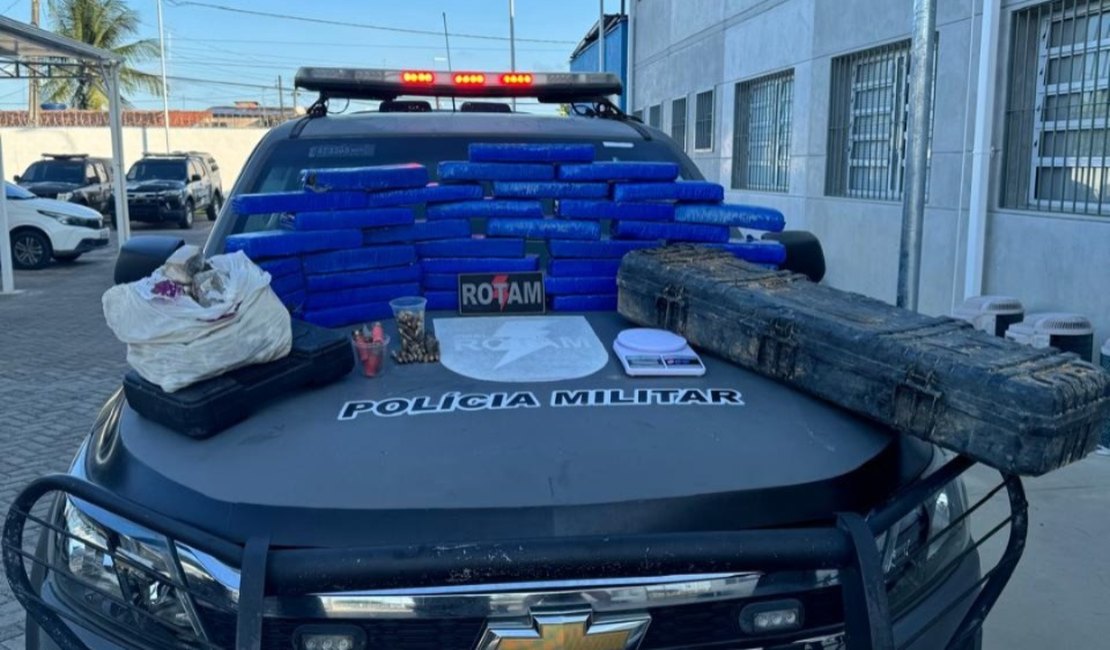 Polícia apreende mais de 30 kg de maconha enterrados em casa abandonada, em Maceió