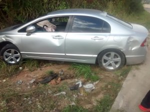 Por causa de buraco, motorista perde controle e provoca acidente em Arapiraca