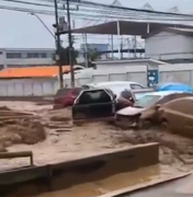'Cachoeira de barro' é vista levando carros no Chile após tempestade