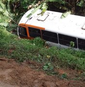 Ônibus com estudantes cai em ribanceira em Jacuípe