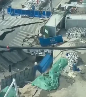 Cratera gigante “engole” parte de avenida em Xangai, na China