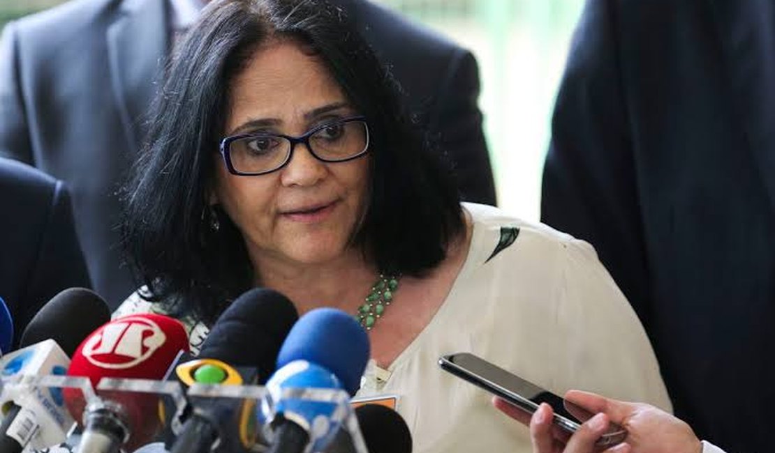 Denúncias de violência contra a mulher cresceram 9%, diz ministra Damares Alves