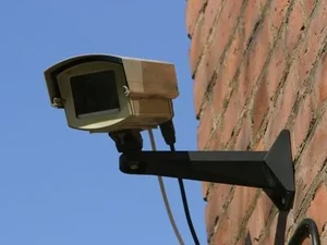 Hackers invadem câmeras pessoais e vendem vídeos íntimos a sites pornôs