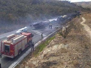 Engavetamento com 11 veículos deixa mortos e dezenas de feridos em MG