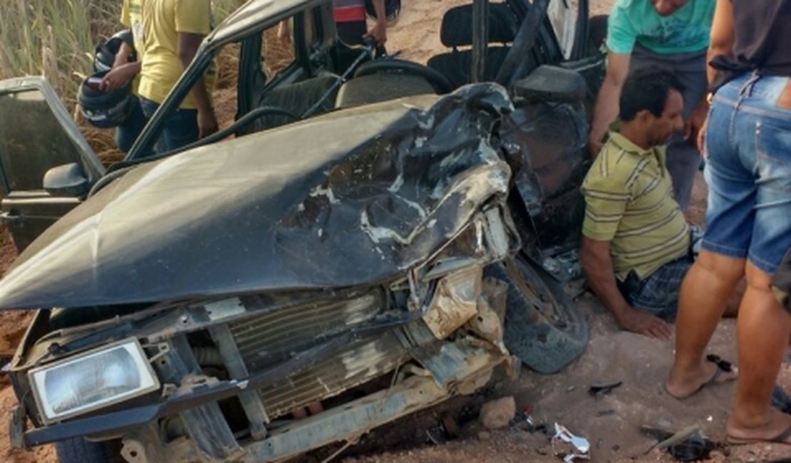 Após colisão, carro capota e deixa pelos menos um ferido