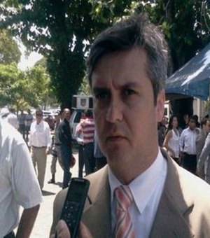 [Vídeo] Corpo do delegado José Edson chega a Maceió para sepultamento