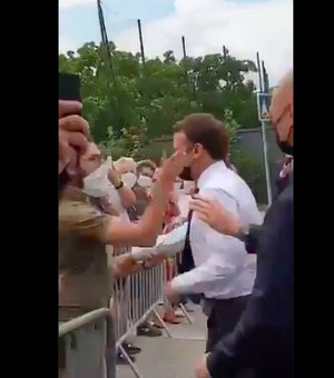 Emmanuel Macron é agredido em viagem ao sul da França; duas pessoas foram detidas