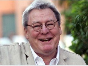 Alan Parker, diretor de 'Evita' e 'Pink Floyd: The Wall', morre aos 76 anos