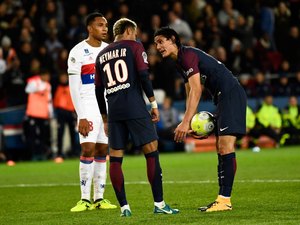 Estrelas do PSG, Neymar e Cavani se desentendem em cobrança de pênalti
