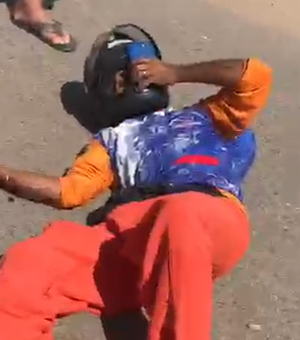 [Vídeo] Motociclista fica ferido após colisão com cachorro na entrada de Palmeira dos Índios