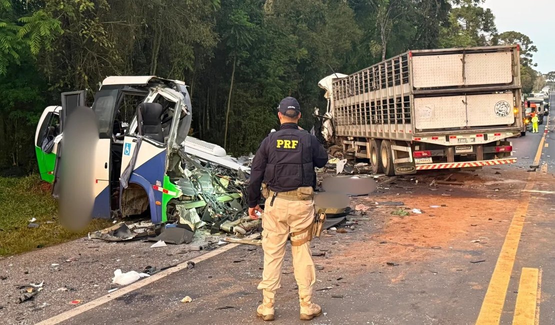 Acidente entre micro-ônibus e carreta deixa 23 mortos no Paraná