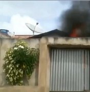 [Vídeo] Sofá é queimado após briga de marido e mulher em Arapiraca