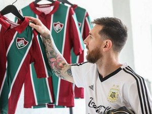 Fluminense presenteia seleção argentina com camisas personalizadas