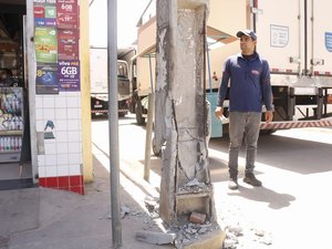 Caminhão bate em poste e causa apagão no Centro de Maragogi