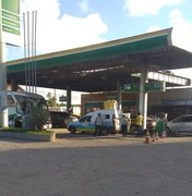 Ônibus bate em caminhonete estacionada em posto de combustíveis na cidade de Maragogi