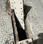 Mulher é socorrida após cair em buraco no Centro de Maceió