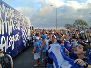 Torcida do CSA lota aeroporto Zumbi dos Palmares para recepcionar delegação 