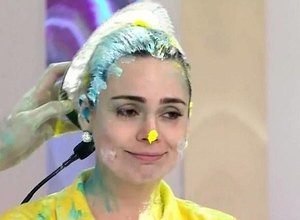 Após torta na cara, jornalistas devem virar humoristas, diz crítico