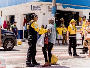 Ação da SMTT conscientiza usuários sobre uso do calçadão do Centro