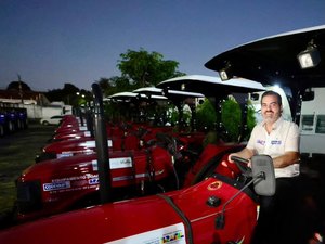 Prefeito Nicollas anuncia novo trator para agricultura familiar de Atalaia