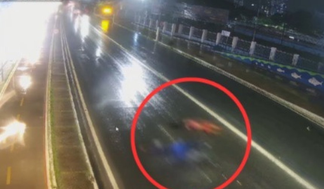 [Vídeo]: Idoso morre após ser atropelado por moto na Avenida Fernandes Lima, em Maceió