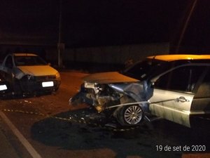 Três veículos se envolvem em acidente e uma pessoa fica ferida na AL 110 em Arapiraca
