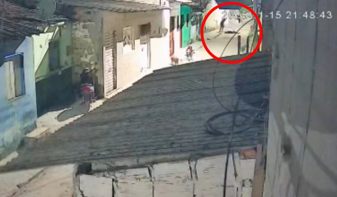 Câmera de videomonitoramento flagra execução de jovem em Arapiraca