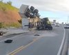 Carreta tomba em ladeira da AL-101 próximo ao Gunga e motorista é resgatado por populares
