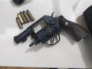 Três jovens são apreendidos com arma de fogo após tentarem fugir da polícia, em Lagoa da Canoa