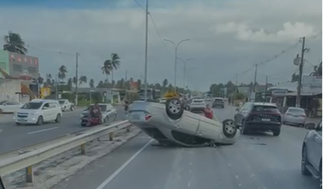 Veículo capota após se envolver em acidente de trânsito no município de Marechal Deodoro