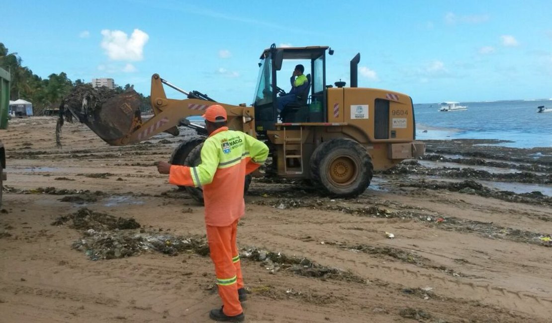 Após chuvas, mais de 170 toneladas de lixo são recolhidas da orla de Ponta Verde