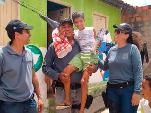 Policiais civis participam da distribuição de presentes