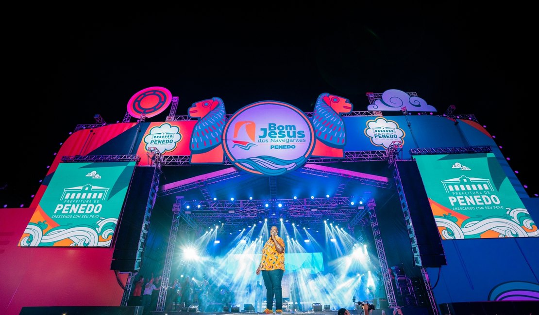 Shows em Penedo emocionam plateia e lotam arena no 1º dia da Festa de Bom Jesus