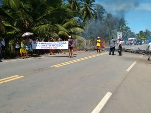 Entrada que dá acesso à praia é fechada e moradores protestam em Coruripe