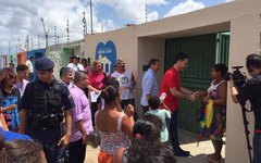 Prefeito Joãozinho Pereira entrega casas para famílias carentes