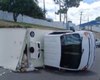 Caminhão de pequeno porte tomba no meio da estrada em Rio Largo