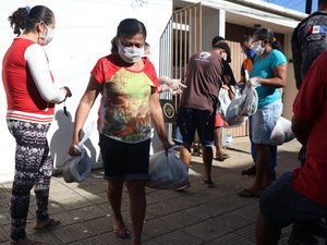 Supermercado Arapiraquense doa mais de 500 cestas básicas e peixes para famílias carentes