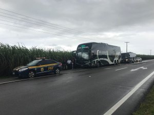 PRF prende foragida da Justiça em ônibus na BR-104