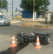 Colisão entre carro e moto afeta trânsito em Arapiraca
