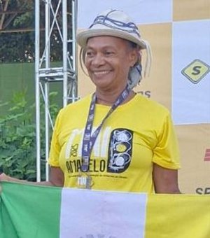 Carminha sobe ao pódio com bandeira de Arapiraca na Corrida Maio Amarelo em SP