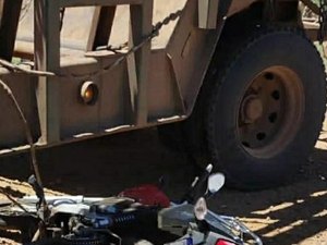 Motociclista vai parar debaixo de caminhão após colisão em reboque no Distrito Pindorama
