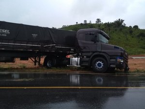 Caminhoneiro perde controle da direção e carreta fica atravessada na BR 101