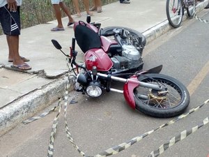 [Vídeo] Condutor de motocicleta colide contra poste de iluminação pública e morre