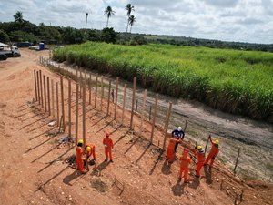 Infraestrutura da ponte entre Penedo e Neópolis avança para o leito do rio São Francisco