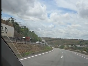 Carreta quebrada provoca congestionamento na BR-101, entre Junqueiro e Teotônio Vilela