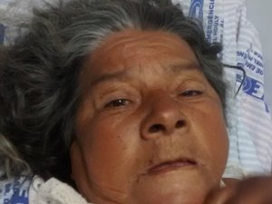 Idosa internada no hospital de emergência do Agreste aguarda familiares