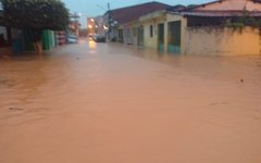 Ruas de Japaratinga foram invadidas pelas águas da chuva