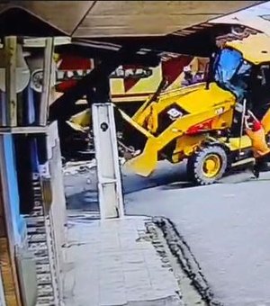 Trator ultrapassa linha férrea após emissão de sinal sonoro e é atingido por trem em Rio Largo