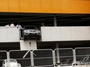 Carro quase cai de segundo andar de supermercado