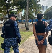 Mulher é presa com maconha, cocaína e R$ 990 em dinheiro na Orla da Pajuçara